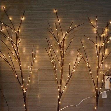 LED apšviestos medžių šakos